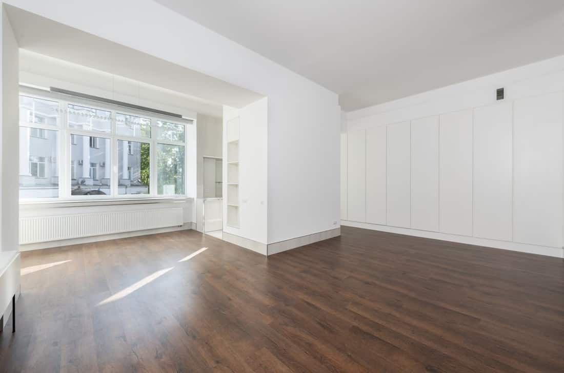 Frisch gestrichenes, helles Zimmer — Beispielfoto