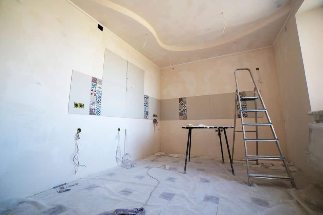Alte Wand mit Rissen und abplatzender Farbe — Beispielfoto