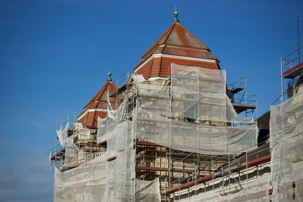 Eingerüstete Altbaufassade mit Schutznetz — Beispielfoto